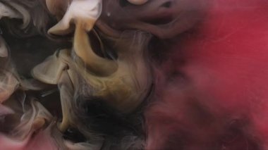 Sanat dumanı. Sis dalgası. Siyah gri akarsu boya sanat eseri patlaması. Kırmızı sıvı soyut arkaplanda yüzen renk boyası odaklanmış girdap.
