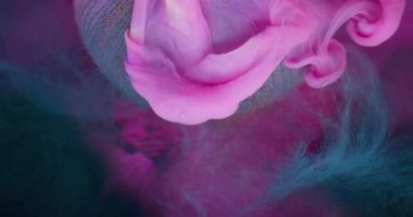 Işıldayan sıvı. Parlak dalga. Pembe boya damlaları düşen cam tırtıklı küre. Yüzen lüks mavi boya soyut su bulanıklığı koyu arkaplan.