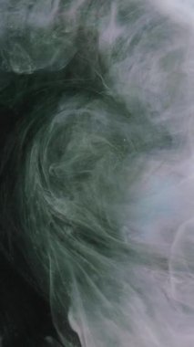 Dikey video. Sis girdabı. Su patlaması. Beyaz mürekkep sıçrama sisi buharlaştırıcı bulut dumanı taklidi soyut siyah arkaplan hareketi.