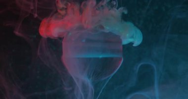 Parlatıcı boya. Küre arkaplanı. Soyut koyu siyah sanat üzerine yoğunlaşmamış mavi neon rengi su dokusu yuvarlak geometrik sis.