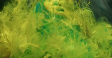 Renk sıçraması. Piramit arka planı. Odaklanmamış sarı bronz sıvı doku soyut yaratıcı siyah sanat üzerinde yüzen boya sisi..