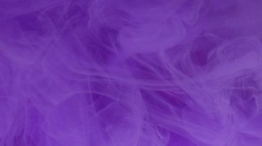 Pigment sisi. Mürekkep suyu girdabı. Bulanık mor, ışıl ışıl parlayan alev bulutu dokusu modern soyut sanat arka planına sıçrayan boya dalgası.