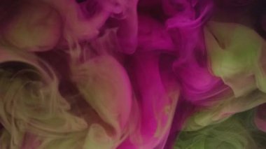 Su boyası. Artistik fırça. Güzel tasarım. Pigment su altında yavaş karışım hareketi. Modern sanatın soyut arka planında pembe yeşil renk karışımı.