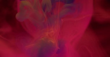 Neon duman boyası. Küre dokusu. Odaklanmamış pembe mor renkte ıslak su soyut sanat eserinde yüzüyor koyu siyah arkaplan.