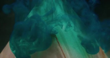 Işıl ışıl. Su altyapısı. Odaklanmamış mavi bronz renk ıslak sıvı piramit boya deseni soyut koyu siyah sanat üzerine.