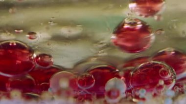 Bokeh emülsiyon balonu. Damlalar jel. Kışkırtma kırmızı taban. Sıvı hava yoğunluğunu farklı karıştırıyorum. Lavabo damlası. Kimyasal süreç yakın plan.