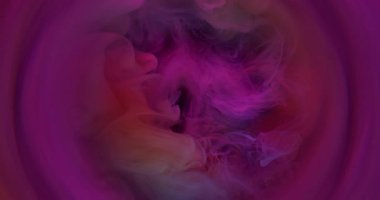 Dumanı karıştır. Renkli suluboya. Pembe puf akıntısı sanat sıçramasında karışıyor. Soyut boya sıvısı girdapta bulanık su arkaplanı girdabı.