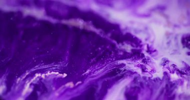 Mürekkep suyu. Mermer dokusu. Bulanık mor beyaz, parlak sıvı kimyasal sıvı soyut bokeh akrilik arka planda yayılıyor..