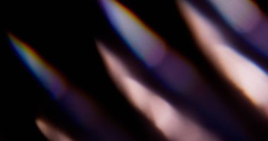 Bulanık ışık. Gökkuşağı arka planı. Soyut optik sanata odaksız mavi yeşil renkli parlak spektrum ışığı.