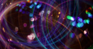 Şenlik çemberi. Odaklanamayan ışıldayan parıltılar. Renkli, parlak mor parçacıklar soyut Bokeh ışığı üzerinde parlamalı mercek hareketi bulanık modern arkaplan.