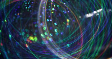 Tatil parlıyor. Odaklanamayan gelecek patlaması. Çok renkli parlak parçacıkların mercekleri soyut bokeh ışık bulanık arkaplan üzerinde parıldıyor.