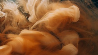 Duman akışı. Soyut mürekkep. Odaklanmamış sarı renkli duman ruhani doku sıvısı yaratıcı siyah sanat arka planında ilerliyor..