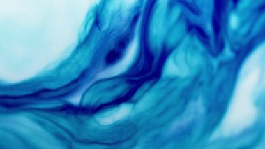 Mermer dökülmüş. Mavi mürekkep. Işıl ışıl parlak boyaların yumuşak dalgalı yayılımı, kalın bir diş minesi etkisi. Pürüzsüz odaklanmış sıvı akış şablonu.