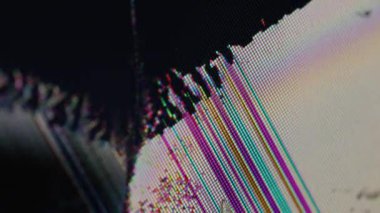 Ekran hatası. Ekran arızası. Siyah mürekkep kırık yüzeye yayılır. Yanıp sönen renkli piksel çizgileri kenar çatlak plazma TV monitörü üzerindeki noktalar.