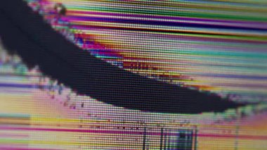 Gürültülü objeler. Matris deformasyonu. Gökkuşağı bulanıklık kenarı siyah bölünmüş cam dijital yüzeydeki çatlağı göster.