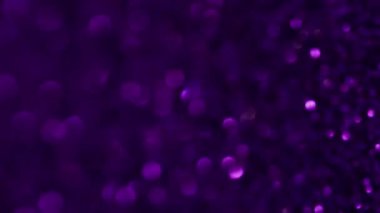 Odaklanamayan ışın. Hipnotik ışıltı. Koyu arkaplanda farklı gölgelerde parlayan küçük ışık noktaları. Işıldayan peri parlaklığı.