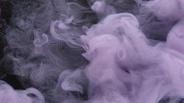 Mürekkep su sıçratır. Akışkan bulut. Soyut koyu arkaplan üzerinde yüzen mor renkli ruhani kimyasal akış sıvısı.