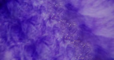 Mor sıçrama. Odaklanamayan buharlı doku. Yanıp sönen leylak rengi mürekkep buharı bulanık ışık üzerinde hareket eden soyut modern arka plan..