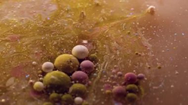 Akrilik baloncuk. Emülsiyonu bırak. Sarı kahverengi yağ sıvısı dokusunu çözme fantezisi. Odaklanmamış boya akışı soyut arkaplan.