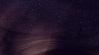 Parlayan kül. Boya akışı. Mistik mor, parlak katmanlı sıvı yüzüyor. Sis dokusu soyut su çözülmüş hipnotik arka plan.