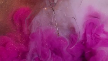 Parıldayan duman. Parlak duman. Patlayan pembe bulut boyası beyaz altın parıltılı sanat eseri, sıvı peçe arka plan sıvıları kırık cam çelenk ışıkları..