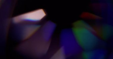 Bokeh ray. Bulanık, parlak bir parıltı. Soyut koyu siyah arkaplanda yüzen mavi kırmızı renkli yuvarlak mercek optik parlaklığı.