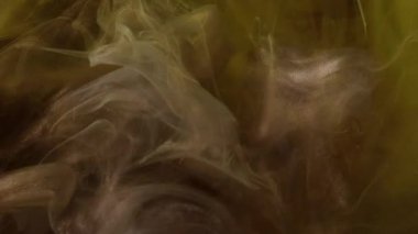 Sis dalgası. Parlak akış. Kara bulut dumanı ışıltılı yüzeyden soyut arka plana yayılır. Yeşil gri grunge boyası. Sudaki karmaşık buklelerle süslenmiş..