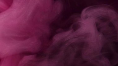 Dumanlı dalga. Grunge pembesi. Suyun içinde parıldayan suluboya peçeler. Gizemli soyut arkaplan ve akışkan mürekkep sisli su dokusu.