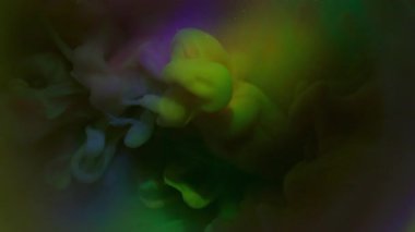 Gökkuşağı akışı. Duman spektrumu. Mistik ışıkta dönen renkli sıvı parçacıkları. Soyut ışıltı odaklanmış sanat karışımı arkaplan.