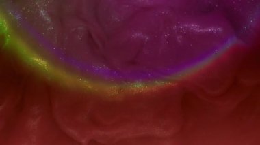 Renkli dalga. Duman boyası. Mor, yuvarlak, parlak, sisli, kırmızı suyla karışan girdap. Parlak sıvı akışı soyut arkaplan.