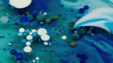 Akrilik kütle. Kabarcık boyası. Su yağı karışımı pigment damlası patlıyor. Dalga akan mavi beyaz parçacıklar soyut arkaplan.