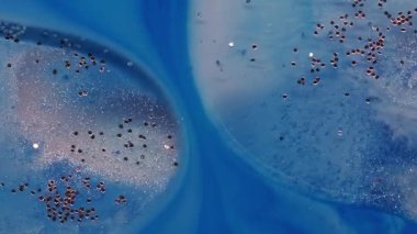 Emülsiyonu bırak. Işıldayan akış. Yağlı boya lekesi mavi sıvı bulanık arkaplanı birleştirir. Parlak sıvı soyut metal tozu yüzeyi.