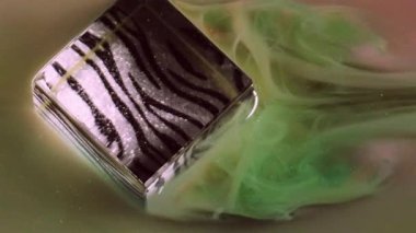 Renk parlama küpü. Akım zebra deseni. Odaklanmamış yeşil sis dumanı sis lekesi soyut sanat arka planına boya mürekkebi deseni sıçratıyor.