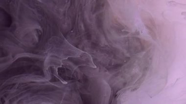 Pürüzsüz sis. Boya mürekkebi. Odaklanmamış mor renkli duman bulutu soyut sanat arka planına sis bulutu dumanı püskürtür..
