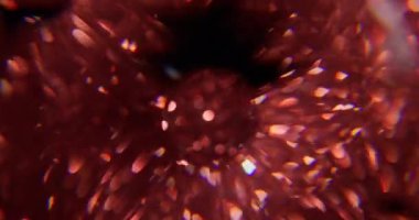 Işıldayan top. Bulanık gökkuşağı ışığı. Soyut koyu siyah arkaplanda odaklanmış kırmızı renkli kıvılcım deseni yanıp sönen spektrum mercek alevi.