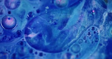 Köpük sıvısı. Odaklanmamış boya köpüğü. Parlak mavi pembe yağ dokusu soyut modern arka planda parıldayan sıvı.