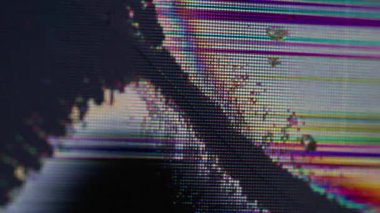 Parçalanmış ekran. Kırık monitör. Camdaki korkunç siyah çatlak. Renk titreşimli, odağını kaybetmiş. Matris hatası genişleme kara leke hatası.