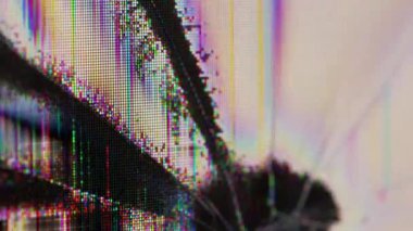 Ekran arızası. Matris arızası. Yanardöner yansımalarla monitör çatlakları. Modern gösteri ekipmanlarının deforme olmuş dokusunun üzerini kapla.