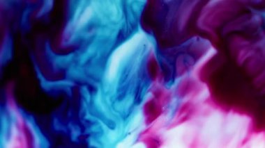 Renk karışımı. Boya taşmış. Dalgalı dumanlı efekt yüzeyi ile parlak mürekkep akıntılarının zıt karışımı. Mavi pembe difüzyonlu sanat bulanık arkaplan.