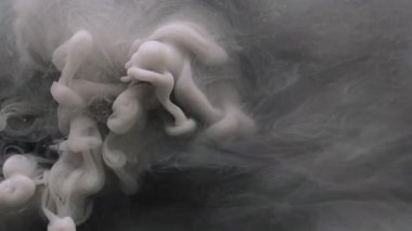 Sis dokusu. Mürekkep suyu. Odaklanamayan dumanlı kimyasal boya sıvı dalga akışı duman soyut sanat üzerine hareket eden koyu siyah arkaplan.