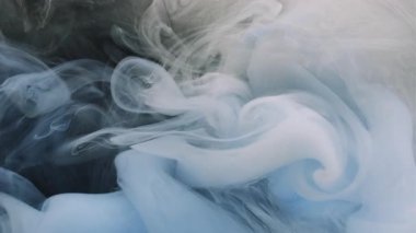 Suda mürekkep. Boya karışımı. Bulanık mavi duman dokusu kimyasal fantezi sıvısı soyut sanat üzerinde yüzüyor koyu siyah arkaplan.