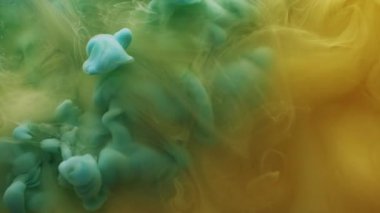 Renk karışımı. Buhar boyası. Soyut sanat eserlerinin yaratıcı arka planında dönen su dalgasında çözünmüş sarı duman mürekkebi dokusu..