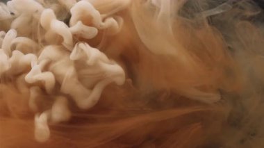 Duman boyası. Buhar bulutu. Soyut sanatın koyu siyah zemininde büyüyen su patlamasında çözünmüş sarı renk sıçrama mürekkebi..