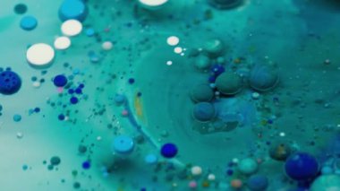 Pigment patlaması. Kabarcık emülsiyonu. Mistik mavi beyaz su karışımı çok renkli mürekkep damlaları patlamış. Dalga dökümü dokusu soyut arkaplan.