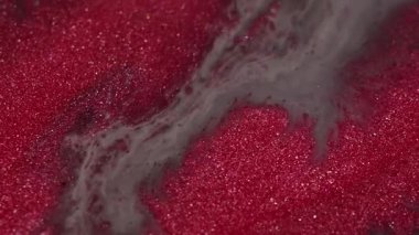 Parıltı karışımı. Sıçrama kanaması. Grunge damlası pırıl pırıl pembe kumun yüzeyine döküldü. Dalga akışı bulanık ıslak mermer soyut arkaplan.