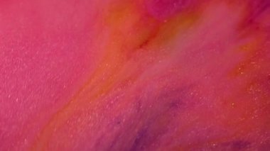 Parlak sıvı. Parlak boya. Işıl ışıl pembe turuncu menekşe sıvısı, sanat nemi eritiyor. Renkli cilalama karışık soyut sanat arkaplanı.