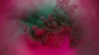 Boya buharı. Pigment akışı. Mat sim püskürtücü karışım mürekkep bulutu pembe kırmızı gri renk soyut arka plan bulanık su.