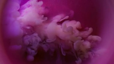 Duman dalgası. Sis boyası. Pembe toz pembe kıvrımlı püskürtülmüş su patlaması. Yuvarlak neon rengi parıltı soyut bulanık arkaplan.