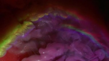 Parıltı yayılıyor. Duman spektrumu. Pembe mor menekşe renkli pigment karışımı sisli siyah su arkaplan daire ışık merceği soyut yüzey.