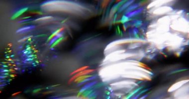 Çok renkli mercek. Bulanık gökkuşağı sızıntısı. Odaklanmamış yeşil turuncu işaret fişeği soyut koyu siyah arkaplan üzerindeki ışık yansıması spektrumuName.
